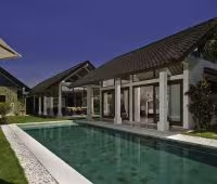 Villa Noa, Vista de la Villa de la piscina